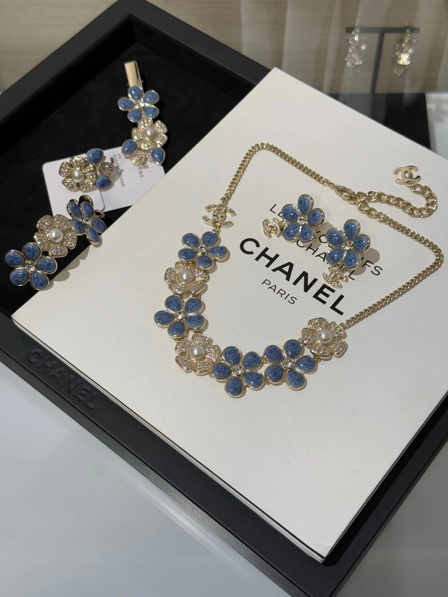 CC 2026 Denim Enamel Crystal Light Gold Double C Full Diamond Flower Pearl Necklace